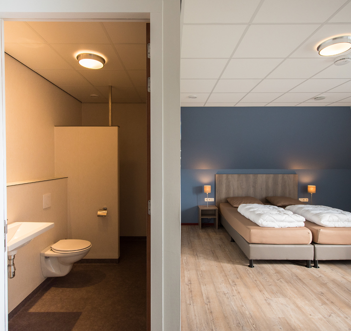 Groepsverblijf Oranjerie - badkamer en slaapkamer