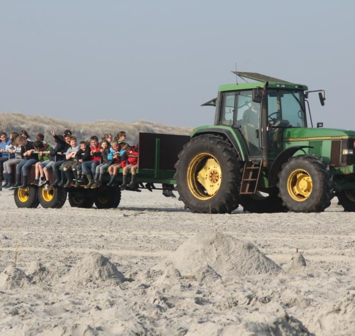 Groepsaccommodatie 't Noorderlicht tractor op het strand met kinderen