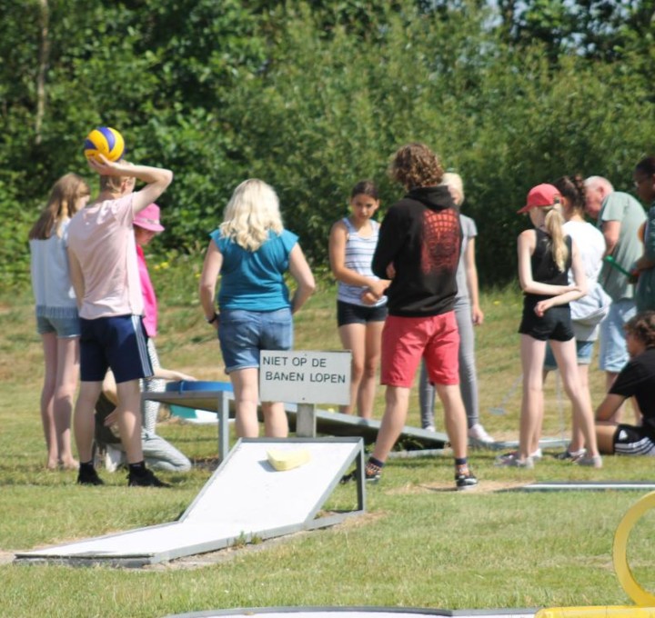 Het Zwanewater kinderen aan het midgetgolfen